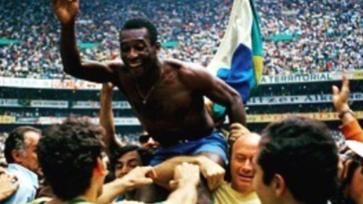 Imagem Pelé posta fotos inéditas e manda mensagem para Seleção Brasileira: “Tragam este troféu para casa!”
