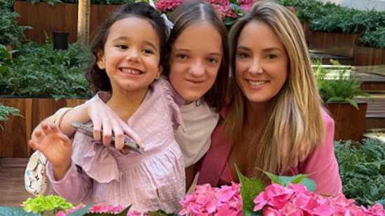 Rafaella, Manuella e Ticiane durante registro em família com a casa de bonecas - Reprodução/Instagram