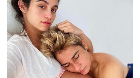 Nanda Costa apareceu dormindo ao lado de Tiê - Reprodução/ Instagram