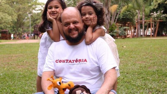 Renato Oliveira, do @contatoria, com as filhas Camila e Marília - arquivo pessoal