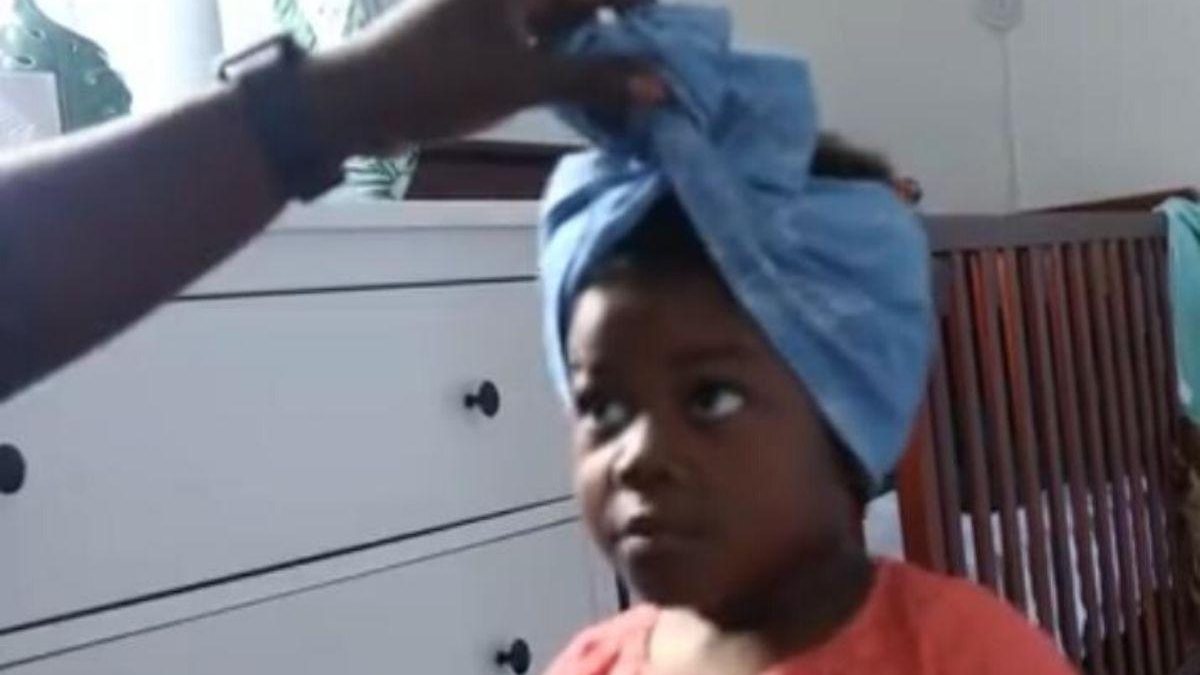 Imagem Menina de 3 anos ensina o pai a arrumar seu cabelo fazendo um turbante e o vídeo é só amor