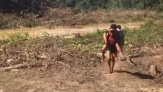 Indígena carrega irmã grávida por 2h horas após ser picada por jararaca - Reprodução / Júnior Hekurari