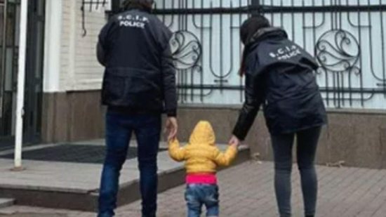 Bebê é abandonada pelos pais na Ucrânia - Reprodução / Mirror