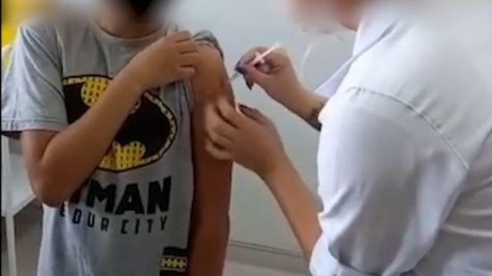 A mulher fingiu aplicar a vacina no menino - Reprodução/YouTube