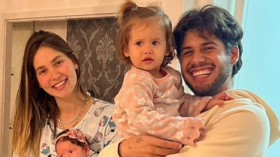 Virginia e Zé Felipe posam com as filhas - Reprodução/Instagram @virginia