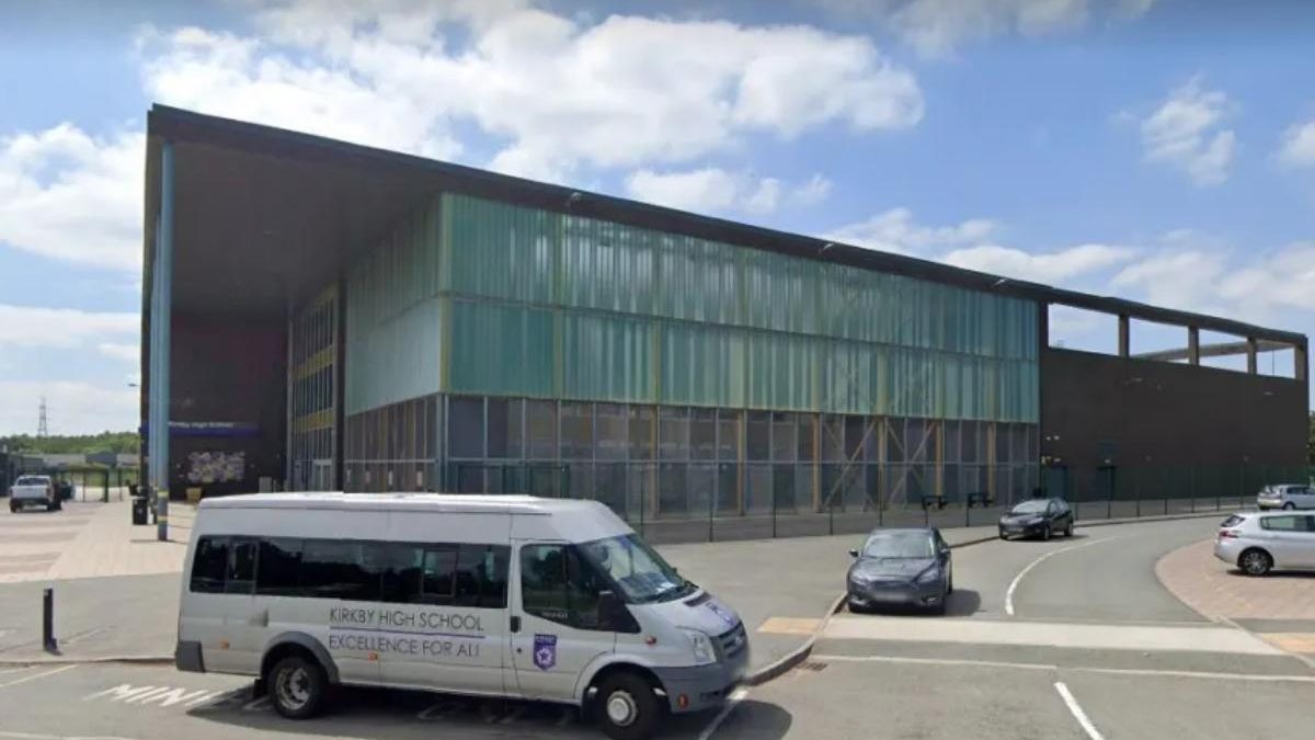 Kirkby High School, em Liverpool - Reprodução Crédito: Google