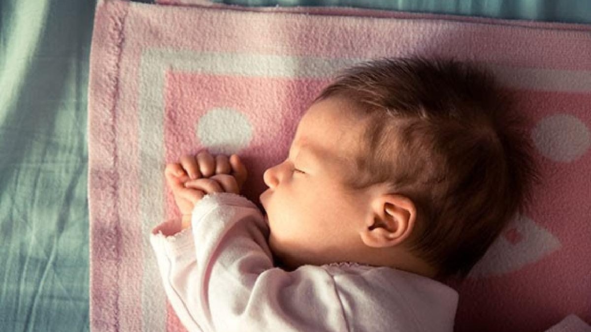 A criança pode encontrar a forma que se sente mais confortável para dormir - Getty Images