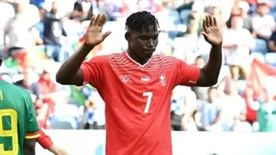 Jogador suíço faz gol contra Camarões na Copa do Mundo e não comemora ponto com o time - Reprodução/Fifa