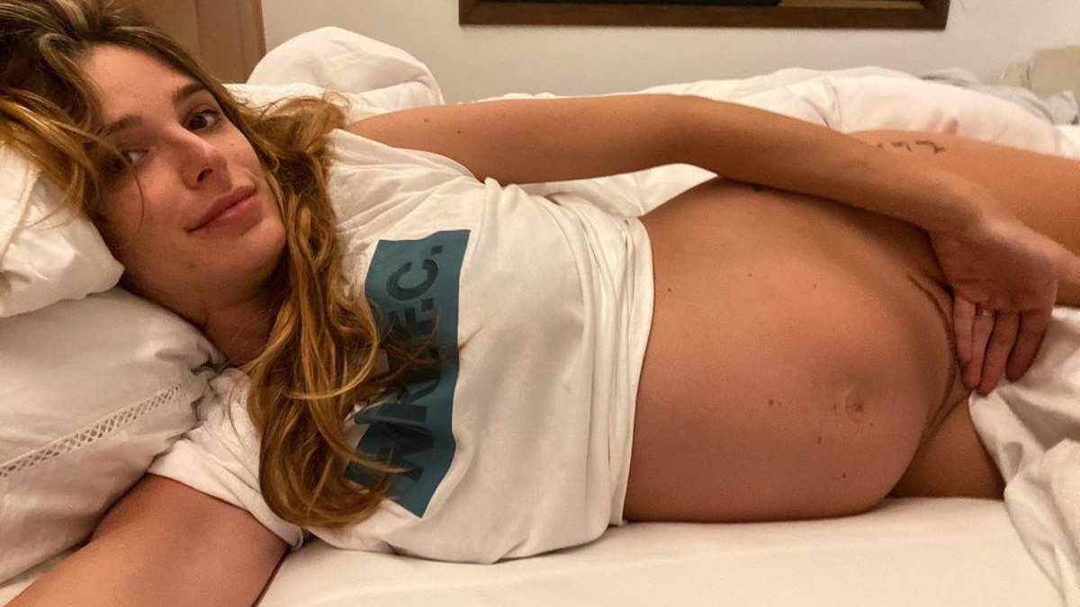 Rafa Brittes mostrou a silhueta de grávida ao posar de legging e top - Reprodução Instagram @rafabrites