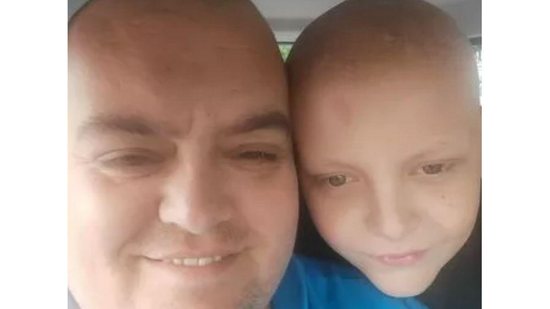 Menino de 10 anos descobre que têm câncer ao ser parado por estranho na rua - reprodução Mirror