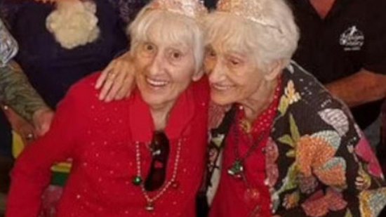 Gêmeas idênticas comemoram o aniversário de 100 anos juntas - Reprodução / Daily Mail
