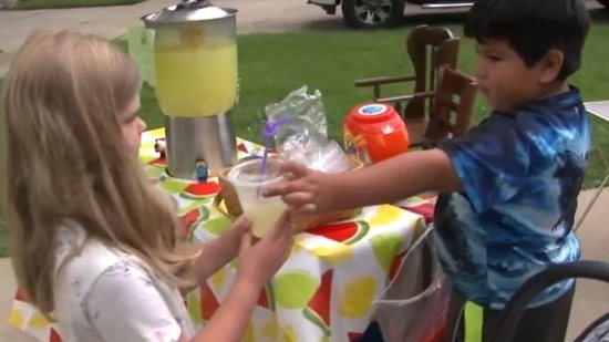 Menino de 6 anos vende limonadas e usa dinheiro para comprar brinquedos para crianças carentes - reprodução TV ABC