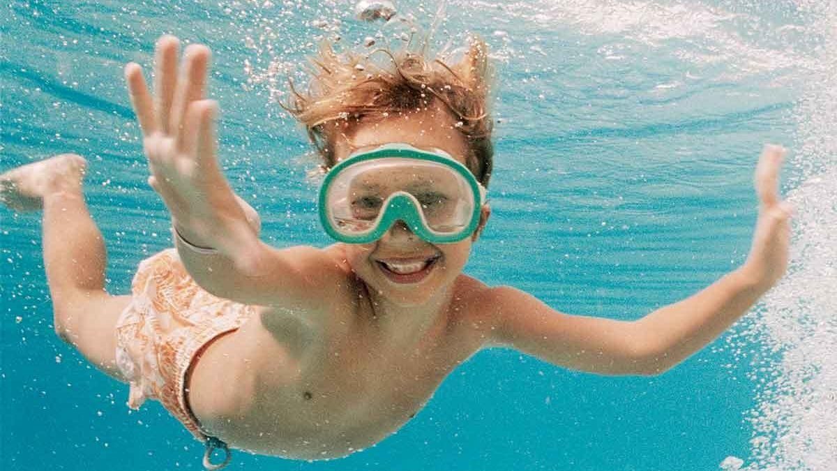 As brincadeiras na água são muito divertidas e podem ensinar muitas coisas! - Getty Images