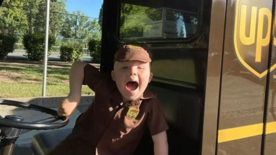 O menino sempre foi fã de caminhões e carros, e decretou o favorito o da UPS - Reprodução/ Becky Bausman