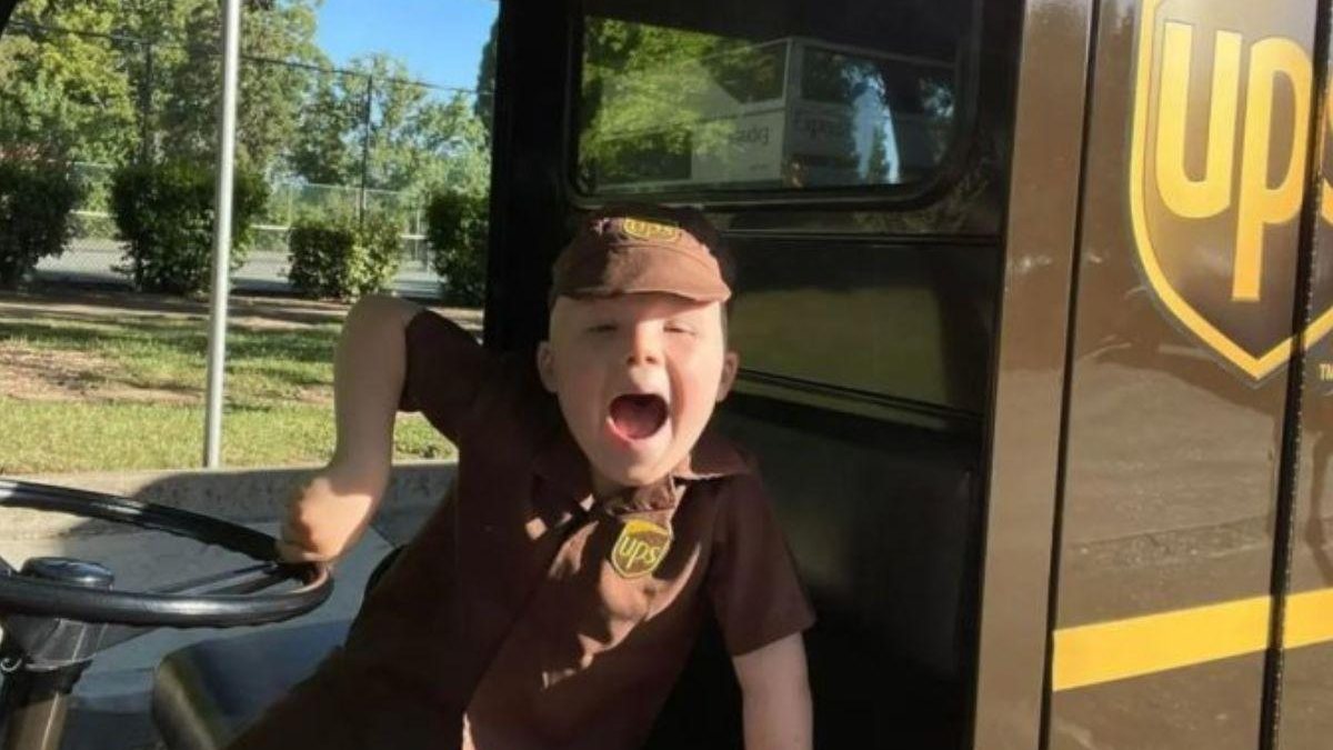 O menino sempre foi fã de caminhões e carros, e decretou o favorito o da UPS - Reprodução/ Becky Bausman
