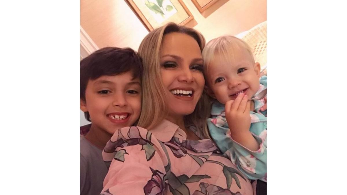 Eliana tem dois filhos, um menino de 8 e uma menina de um ano e 10 meses (Foto: Reprodução/Instagram @