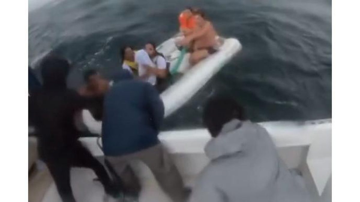 Imagem Ilha Bela: família com bebê é resgatada à deriva em mar e vídeo emociona