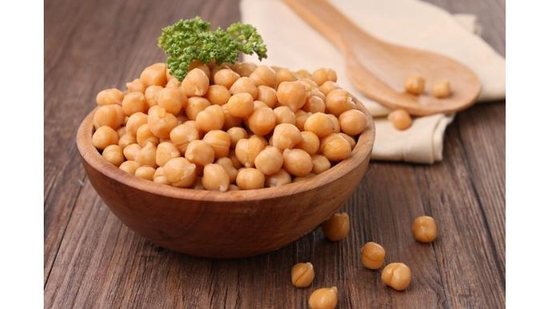 wooden-bowl-overflowing-with-chickpeas-topped-with-parsley-picture-id137302332 (1) - Foto: Istock