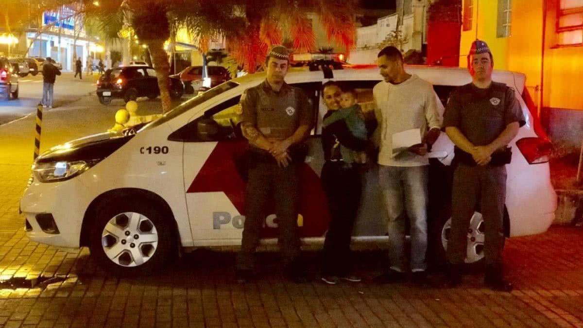 Mãe posa com o grupo de políciais que salvaram seu bebê - Reprodução/PM