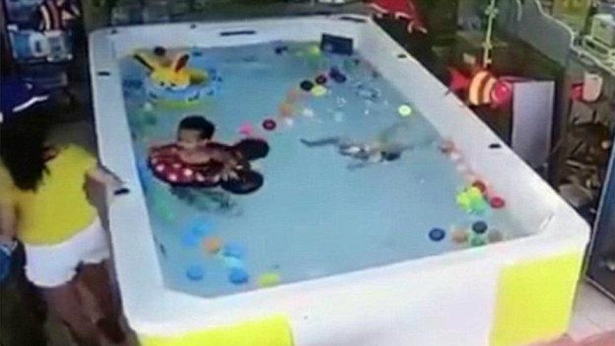Imagem Em vídeo, bebê se afoga por mais de 1 minuto enquanto mãe mexe no celular