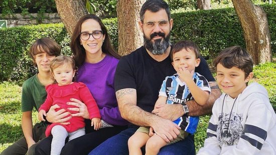 Juliano e Leticia com os filhos - Reprodução/Instagram