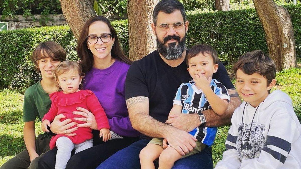 Juliano e Leticia com os filhos - Reprodução/Instagram