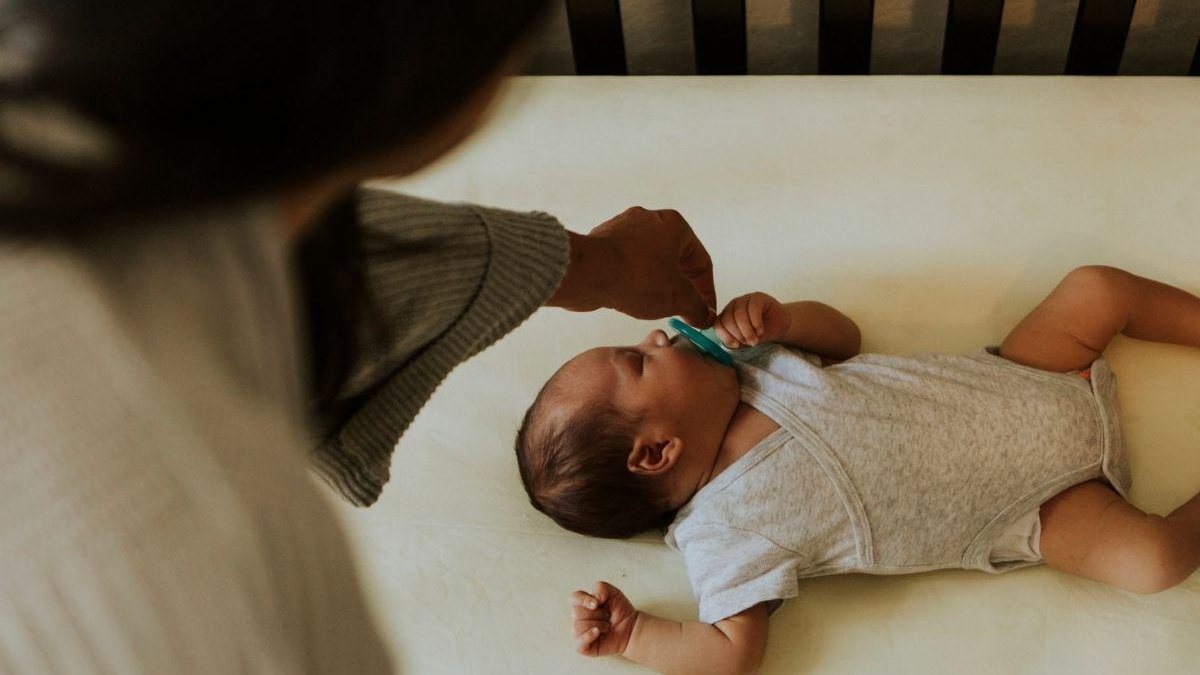 A mãe enforcou o filho recém-nascido até a morte - Reprodução/ Getty Images