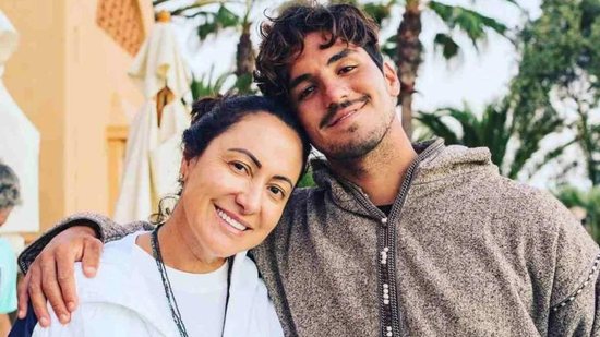 Gabriel Medina é recebido pela mãe ao sair do mar e avançar em competição - Reprodução/YouTube/WSL