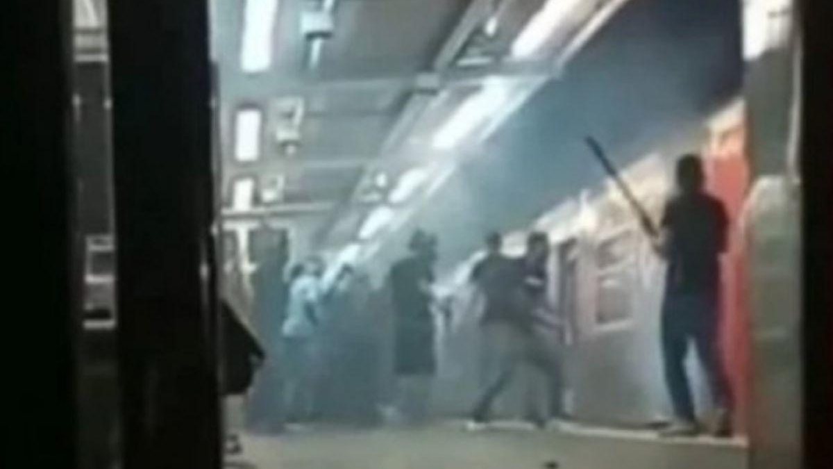 Bebê de 7 meses cai nos trilhos do trem após briga entre torcedores na estação - Reprodução / IstoÉ