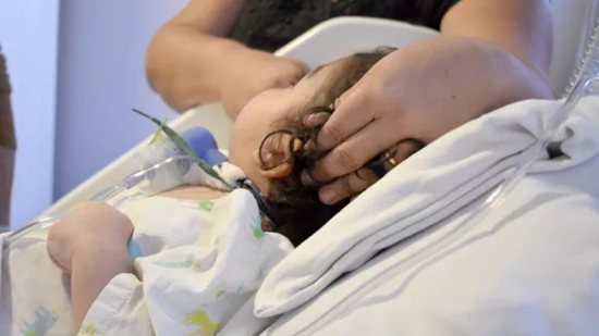 Criança com paralisia cerebral é adotada após mais de um ano vivendo no hospital (Foto: Reprodução/ 
