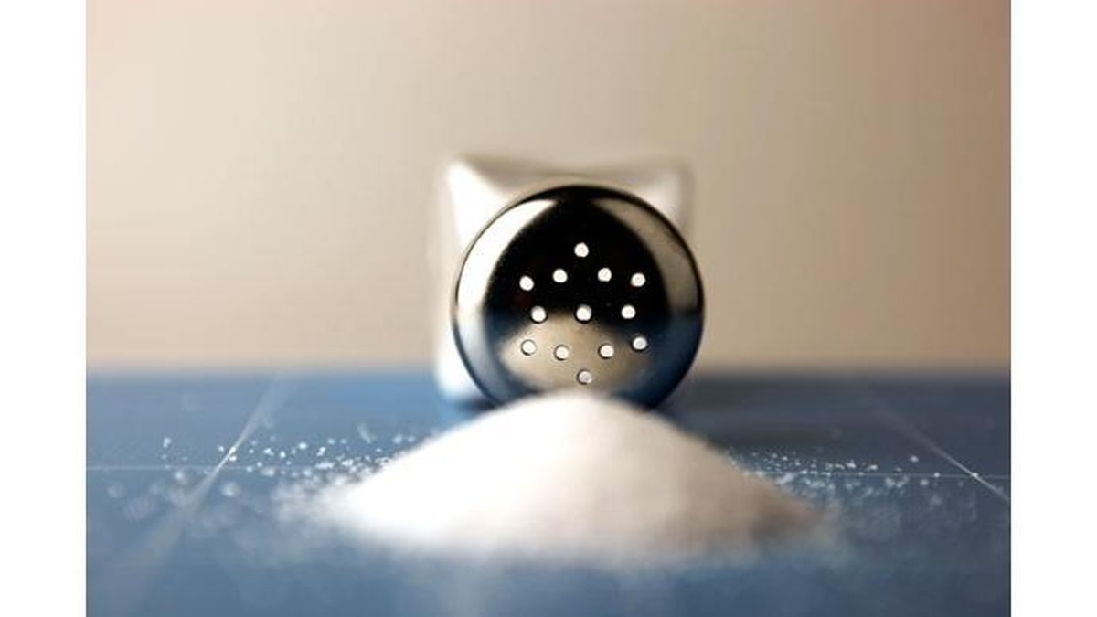 É importante evitar o consumo excessivo de sal para prevenir doenças renais - Shutterstock