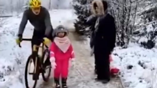 Registro do ciclista empurrando a criança - Reprodução The Sun