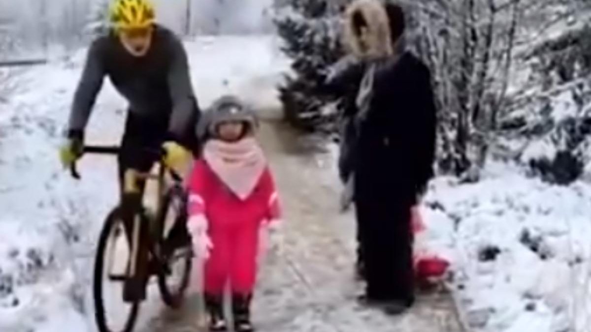 Registro do ciclista empurrando a criança - Reprodução The Sun