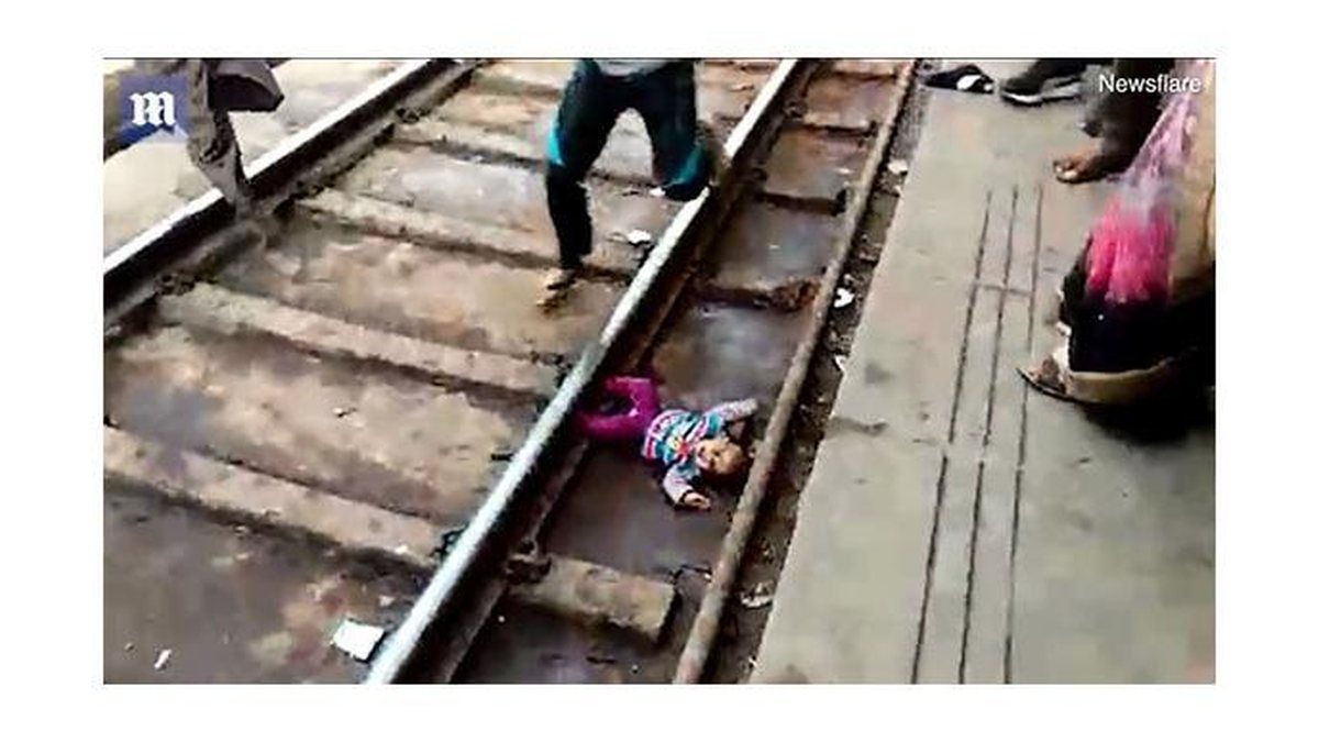 Menina cai nos trilhos do trem na Índia (Foto : Reprodução/ Daily Mail) - Menina cai nos trilhos do trem na Índia (Foto : Reprodução/ Daily Mail)