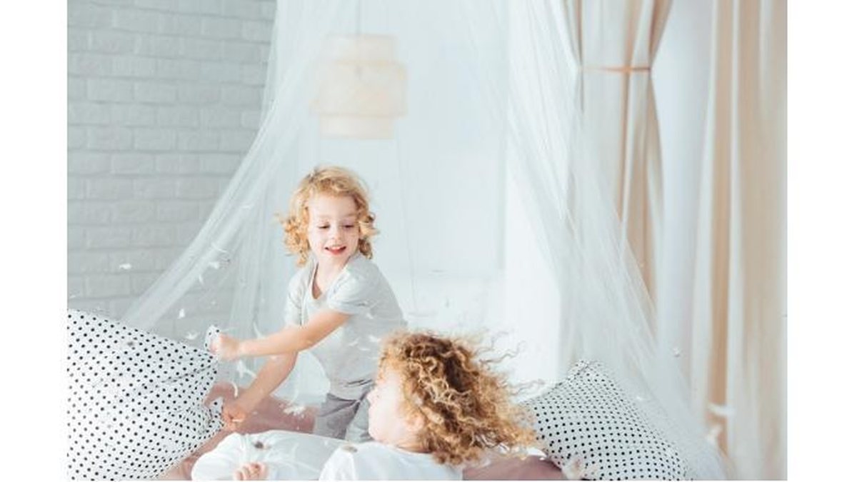 siblings-having-pillow-fight-picture-id656169154 - Foto: iStock