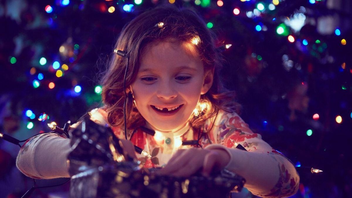 Todo ano, Jones faz um novo comercial de Natal (Foto; reprodução/ Getty Images)
