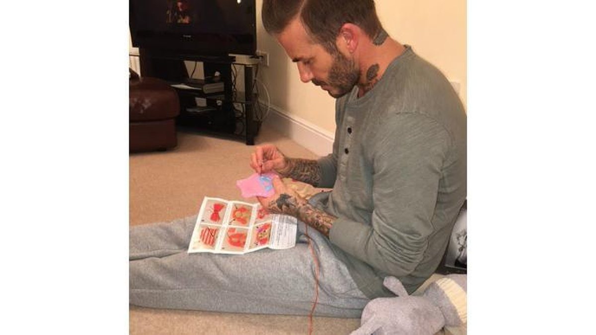 David Beckham costura roupinhas para as bonecas da filha Harper, de 4 anos - Reprodução Instagram Victoria Beckham