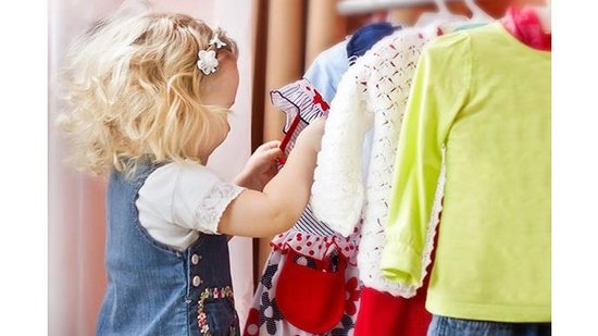 Escolher as próprias roupas faz parte do desenvolvimento - Shutterstock