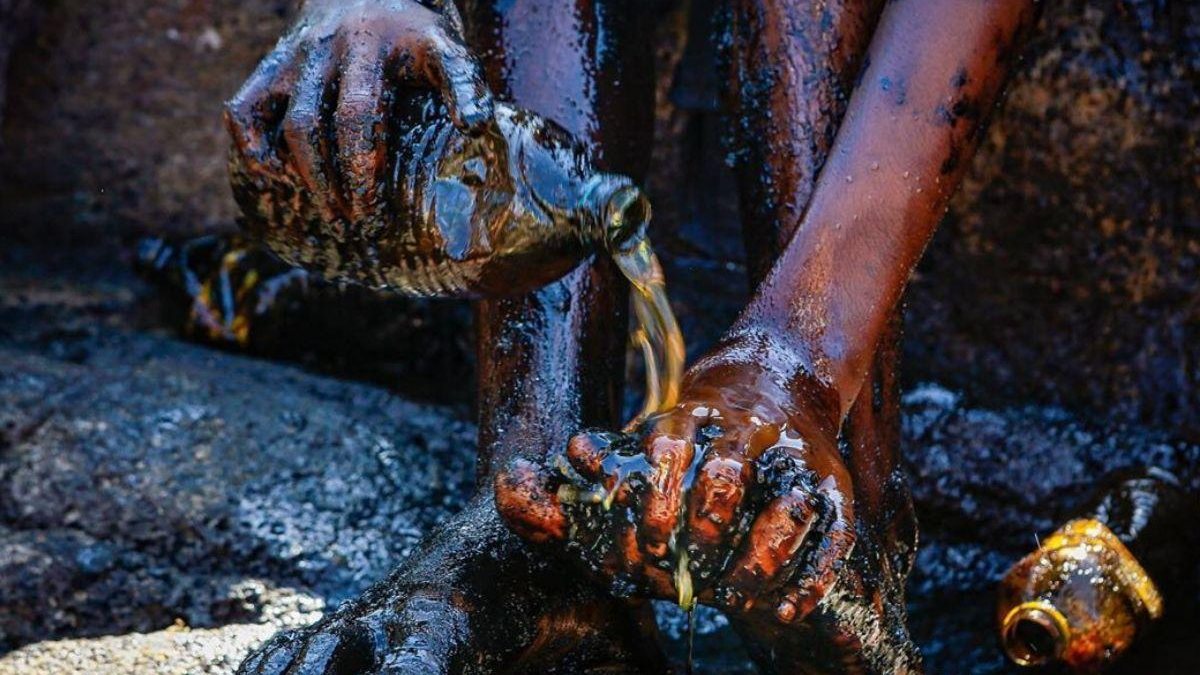 Vale lembrar que entrar em contato direto com o petróleo pode ser muito perigoso (Foto: reprodução/Instagram @