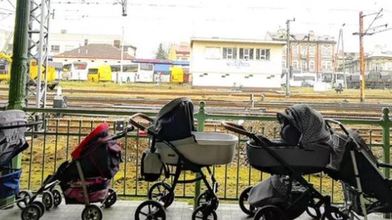 Mães polonesas deixam carrinhos de bebê em estação para receber crianças refugiadas da Ucrânia - Reprodução / Francesco Malavolta