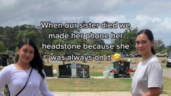 Família de jovem que morreu aos 15 anos decidiu criar uma lápide em forma de celular para a menina - Reprodução TikTok