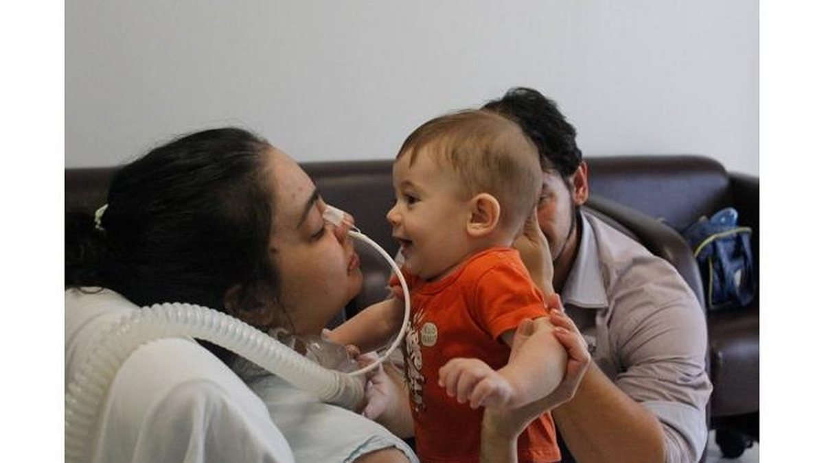 Michele se emociona ao rever o filho - Reprodução/Hospital de Base Rio Preto/Facebook