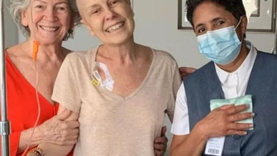 Susana Naspolini ao lado da equipe médica que ajudou em seu tratamento - Reprodução/Instagram