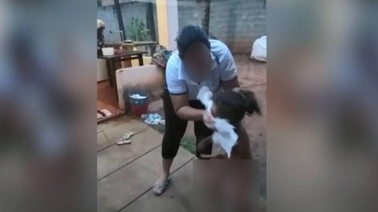 Vídeo revoltante de mãe esfregando fralda suja no rosto de bebê de 1 ano - Reprodução / Youtube
