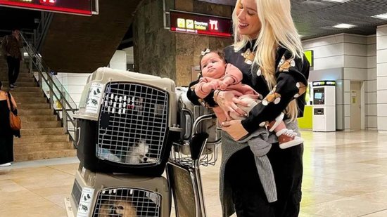 Nas redes sociais ela comemora sua chega ao Brasil com a filha - Reprodução/Instagram