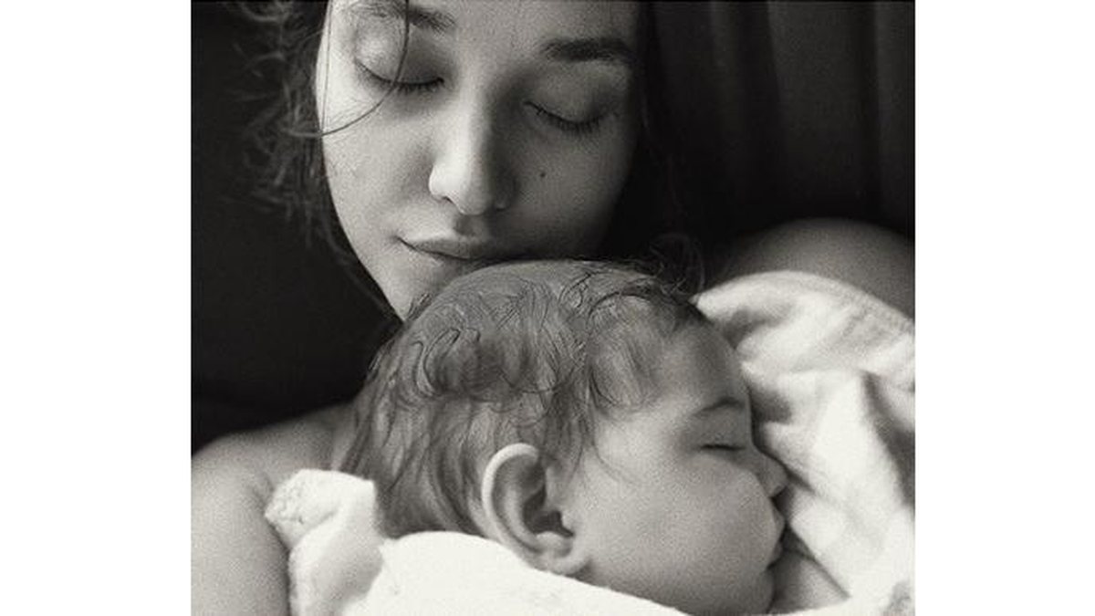 Débora Nascimento comemora 6 meses da filha e canta para a bebê - Reprodução/ Instagram @debranascimento