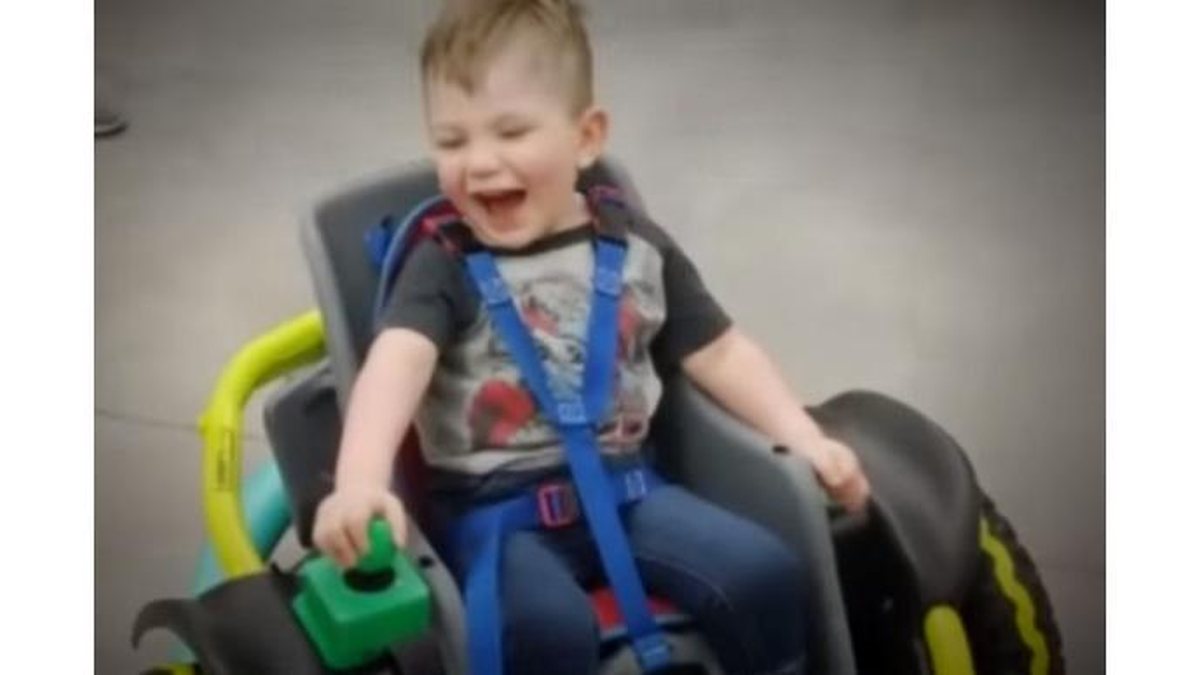 Menino de 2 anos ganha carro elétrico especial - Reprodução/YouTube