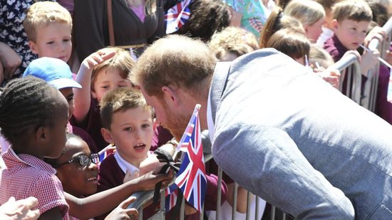 Príncipe Harry ganha presente de criança durante o evento em Oxford - Getty Images