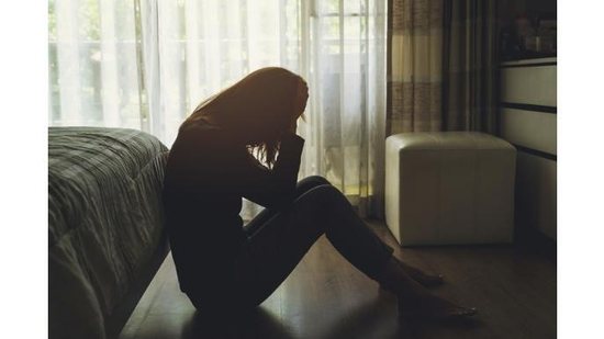 depressed-woman-sitting-in-the-dark-bedroom-picture-id680834894 - Foto: iStock