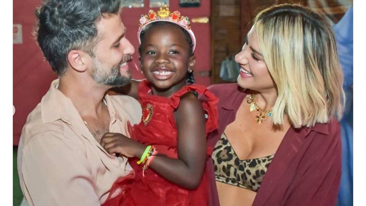 O casal estava todo emocionado em levara filha para a África - Reprodução / Instagram @gio_ewbank